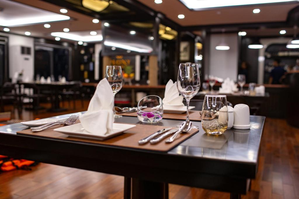 Peony Cruise Dining Set up